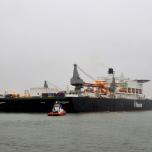 Самое большое (по тоннажу и водоизмещению) судно на Земле — катамаран Pioneering Spirit (на снимке), предназначенный для монтажа, демонтажа и перевозки морских буровых платформ, а также для прокладки подводных трубопроводов, его тоннаж — 403 342 т, водоизмещение — 900 000 т. Самый большой по длине плавучий объект (не судно — ходовые двигатели отсутствуют) — Prelude FLNG (с англ. — "плавучий завод по производству сжиженного природного газа «Прелюд»"), его длина — 488 м. Фото: FaceMePLS from The Hague, The Netherlands - Pieter Schelte, CC BY 2.0