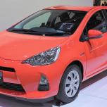 Самым экономичным автомобилем на данный момент считается гибридный Toyota Aqua aka Toyota Prius c . После доработок 2013 года расход топлива у его 4-цилиндрового 16-клапанного бензинового двигателя объёмом 1496 см³ и мощностью 74 лошадиные силы составляет 37 км/л или 2.7 л/100км. Фото: Tennen-Gas - собственная работа, CC BY-SA 3.0
