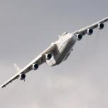 Один из самых больших и самый грузоподъёмный самолёт в мире — Ан-225 «Мрия» . Ему принадлежит абсолютный рекорд грузоподъёмности — 253,8 тонны, рекорд длинномерности груза — 42,1 метра и ещё около двухсот пятидесяти мировых рекордов, включая рекорд по количеству одномоментно поставленных рекордов — во время полёта 22 марта 1989 года было одновременно побито сто десять мировых авиационных рекордов. Фото: Dmitry A. Mottl - собственная работа, CC BY-SA 3.0